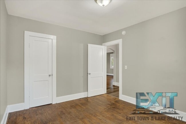 Building Photo - 2 Bedroom & 1 Bathroom Home