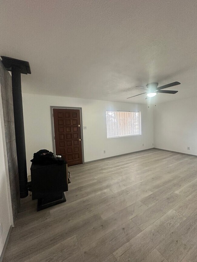 Building Photo - Welcome to this charming 3-bedroom, 2-bathroom home located in Albuquerque, NM