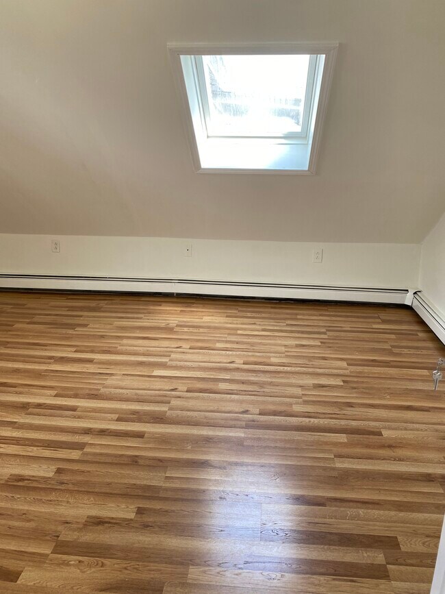 3rd floor- back bedroom - 36 Cork St