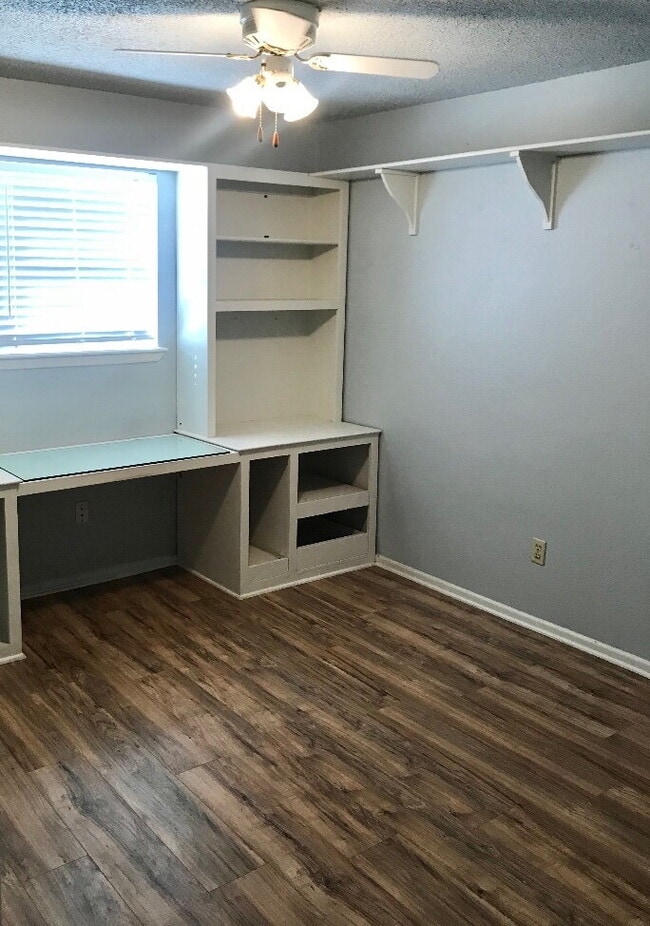Building Photo - Cute 2 Bedroom