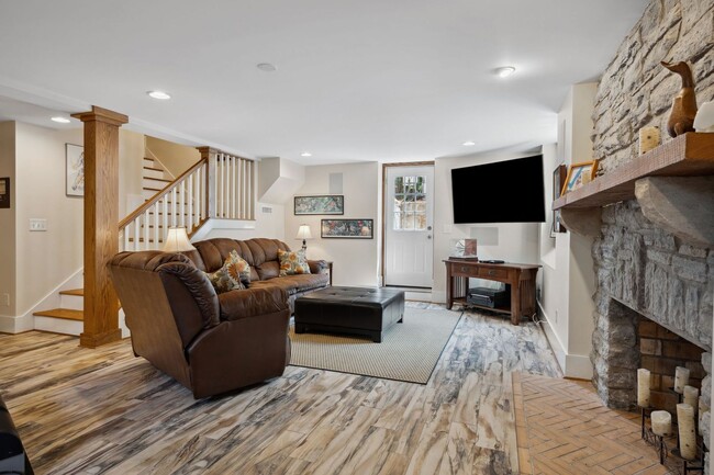 Building Photo - Extremely RARE opportunity in Green Hills