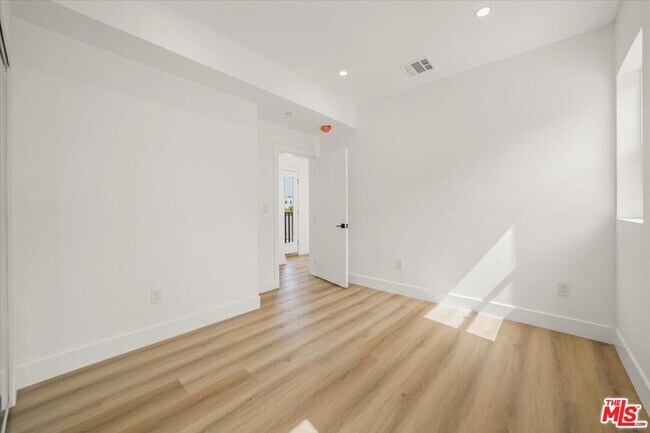 Building Photo - 914 N Hudson Ave