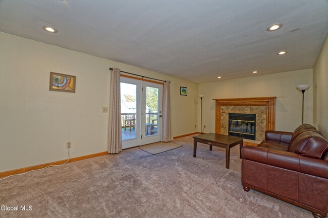 Building Photo - 5 Shamrock Cir