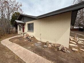 Building Photo - 2 bed 1 Bath - Contact Property Pros