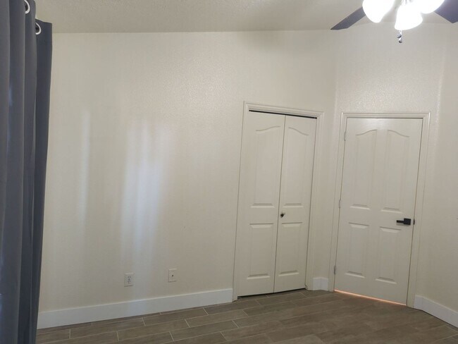 Building Photo - Centrally Located 3 Bedroom Condo. Small D...