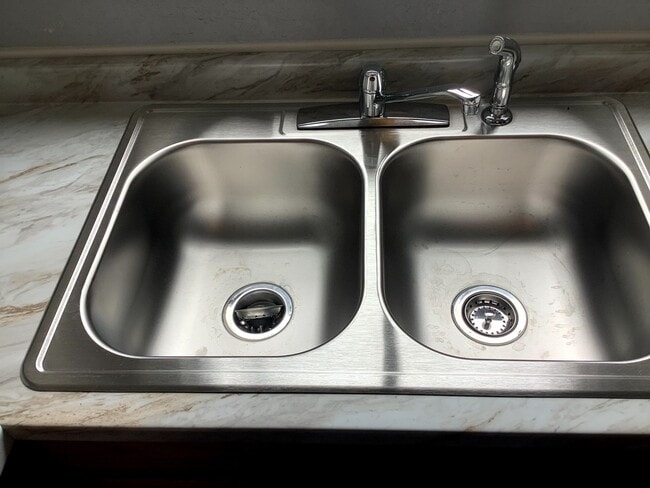 Primary Photo - 2-Bedroom 1 1/2 bathroom townhouse in Springfield