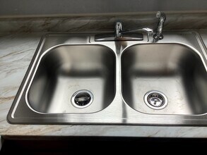 Building Photo - 2-Bedroom 1 1/2 bathroom townhouse in Springfield