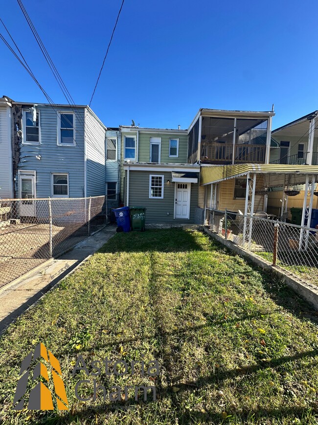 Building Photo - 3 Bedroom or 2 Bedroom with Den featuring Fenced Yard and Updated Kitchen