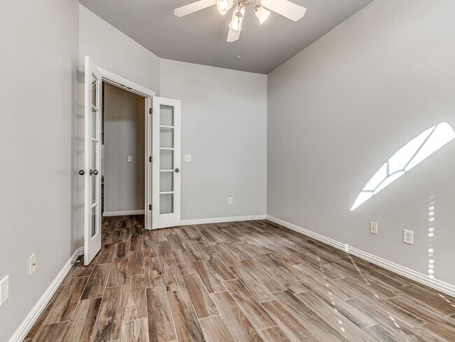 Building Photo - Well kept home in Edmond + 3 bedrooms + Office + Edmond Schools