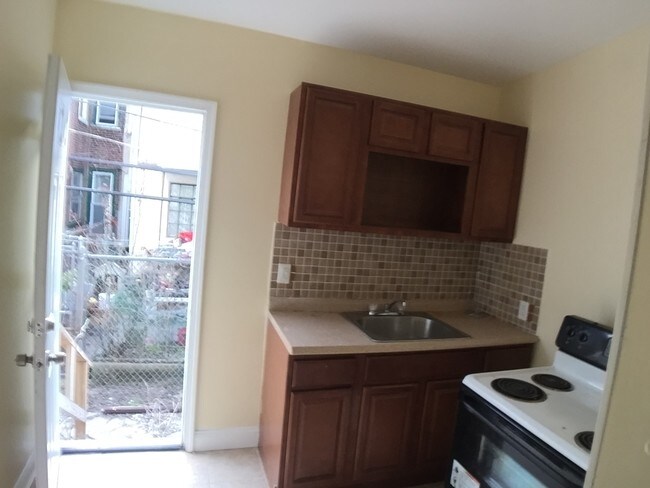 Building Photo - 2 Bedroom, 1 Bath Home