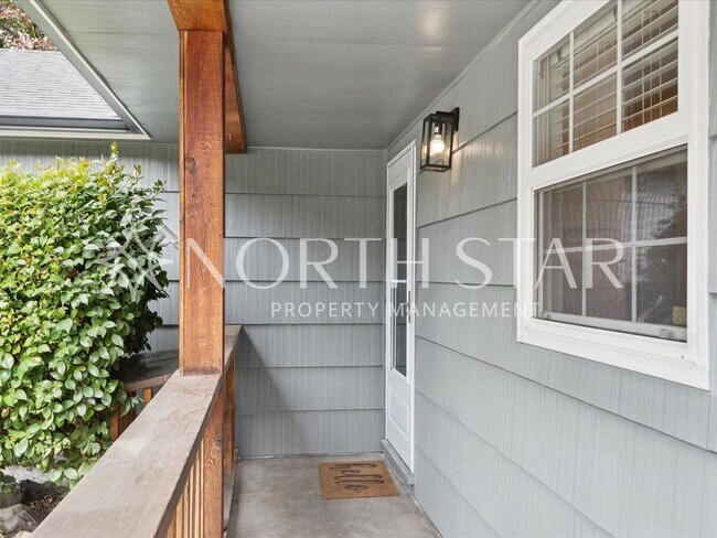 Building Photo - Charming Updated One-Level Home with Spacious Yard in Lake Oswego