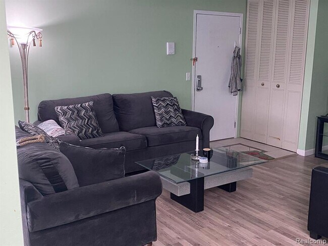 Building Photo - Charming Rochester Condo