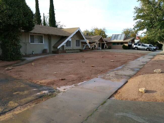 Building Photo - Huge 4/2 house located on a very desirable area. section 8 approved