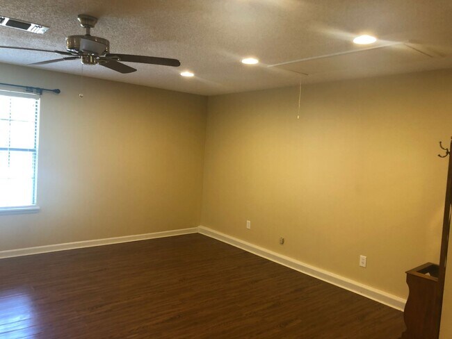 Building Photo - 2 Bedroom Single Family