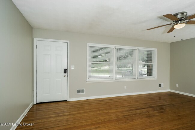 Building Photo - 9909 Lakewood Dr