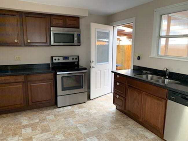 Building Photo - Cute and Cozy Newly Remodeled