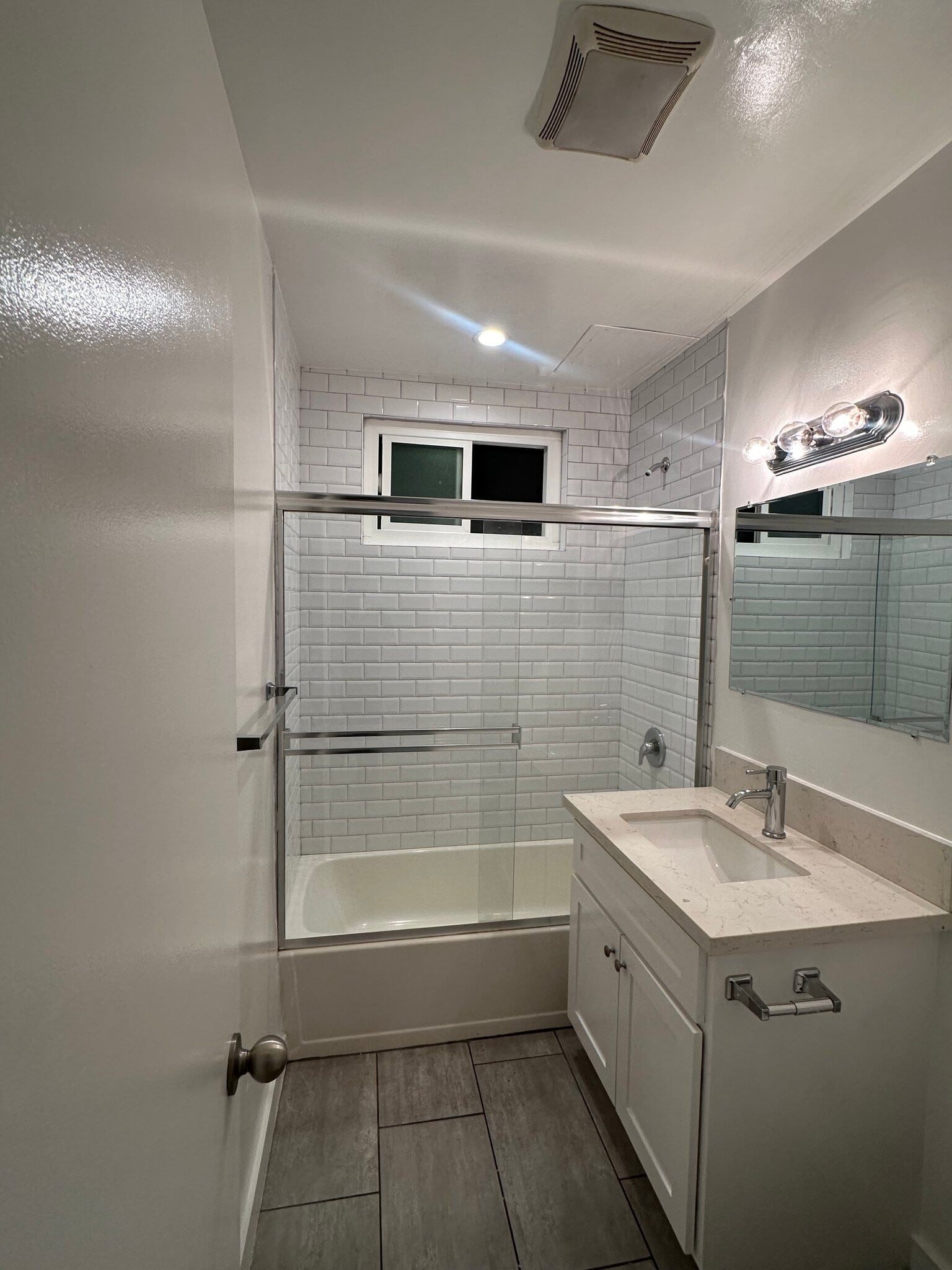 Building Photo - 7555 De Longpre Ave