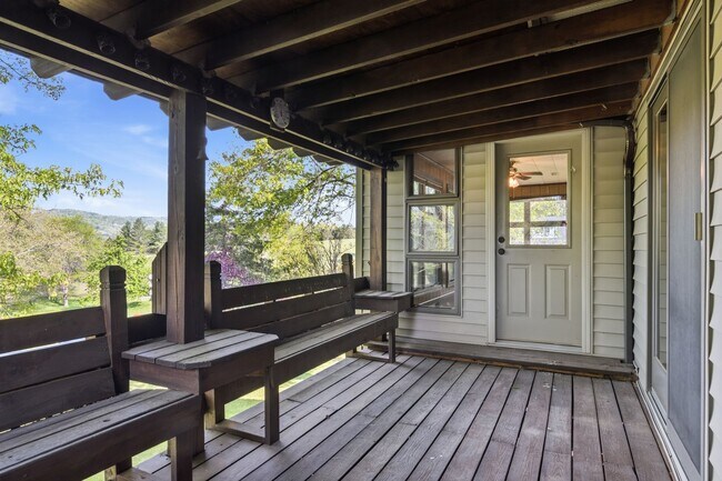 Building Photo - Spacious 5-Bedroom Home in Prestigious Blacksburg Country Club Estates