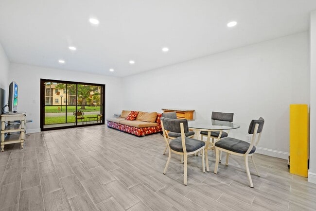 Building Photo - Fully Renovated 2 Bed / 2 Bath – Everything New!