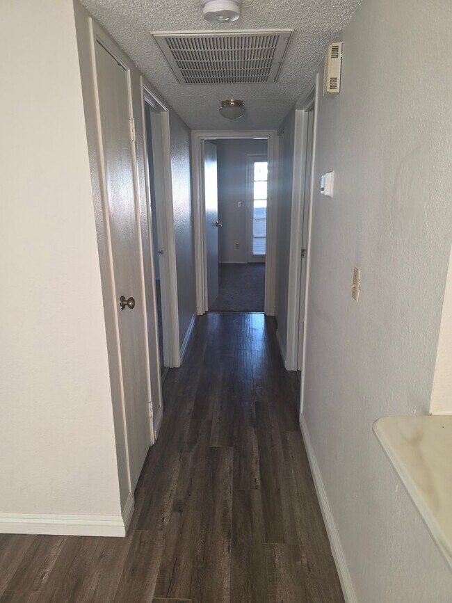 Building Photo - Beautiful CONDO 2 Bedroom- 2 Bath