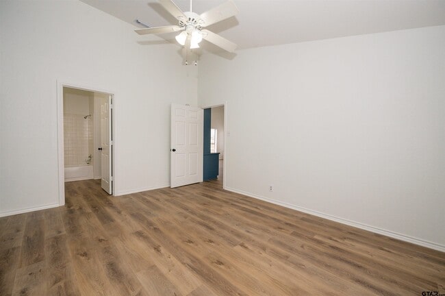 Building Photo - 5819 Hollytree Dr