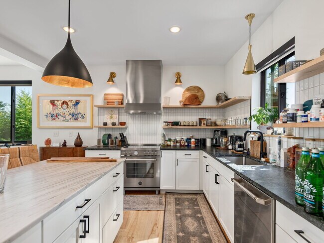 Building Photo - Creek Side *Unfurnished