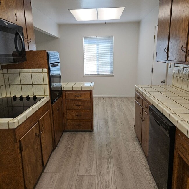 Building Photo - Charming 3 Bedroom, 2 Bath Home w/Large Ba...