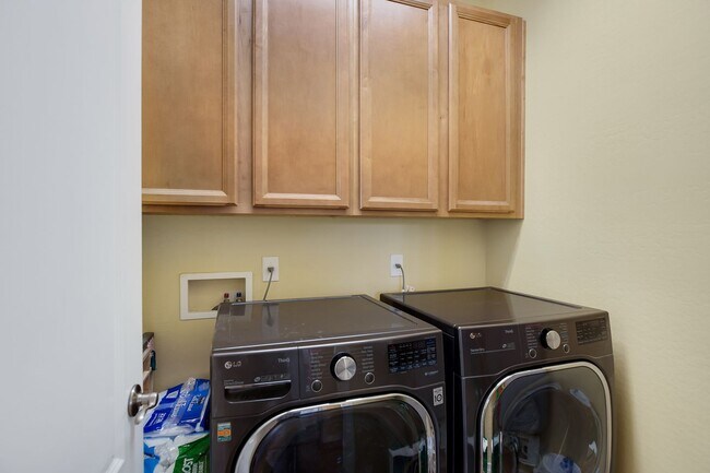 Building Photo - Charming Home with heated Pool & Spa! Amaz...