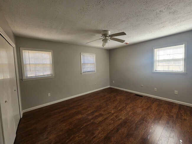 Building Photo - 3 Bedroom 2 Bath home in Newnan, GA Large Wooded Lot - Rural Setting