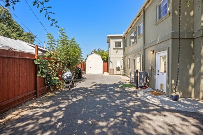 Building Photo - 197 Nottingham Ave