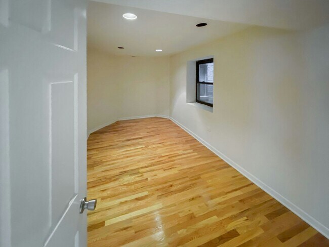 Building Photo - 3637 N Paulina St