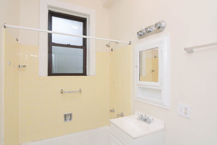 Building Photo - 4551 N Damen Ave