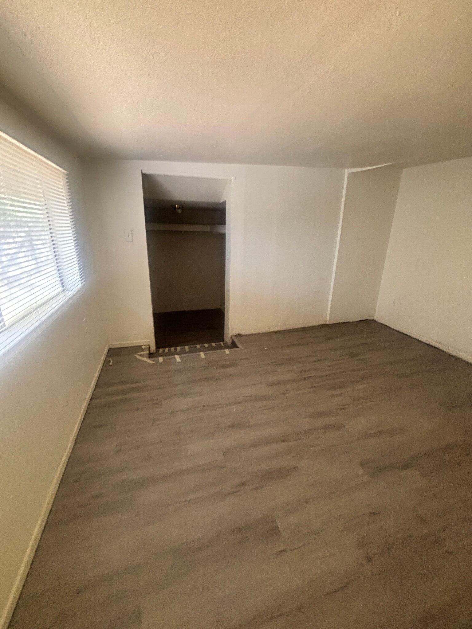 Building Photo - 906 S Farmer Ave