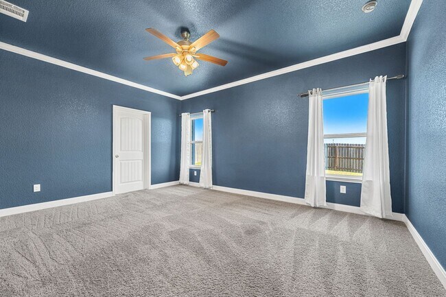 Building Photo - Modern 3 Bed / 2 Bath Home with Granite Kitchen & Full Fenced Yard in Temple