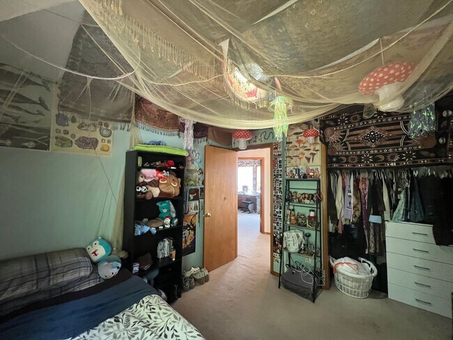 Building Photo - 3 Bed 1.5 half bath House Close to WWU and...