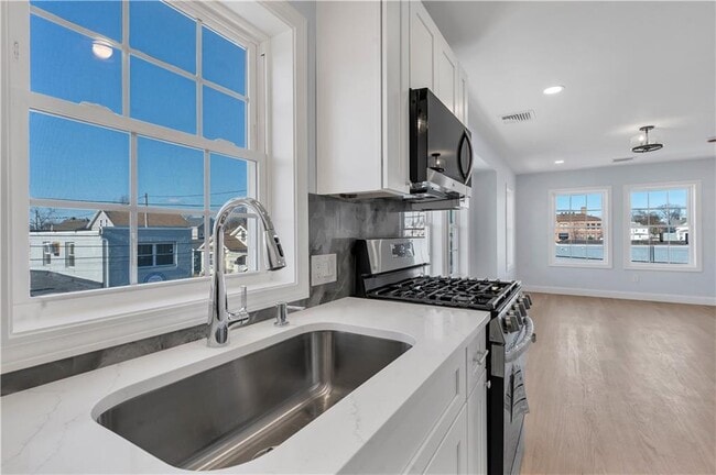 Building Photo - 10 Anthony Ave