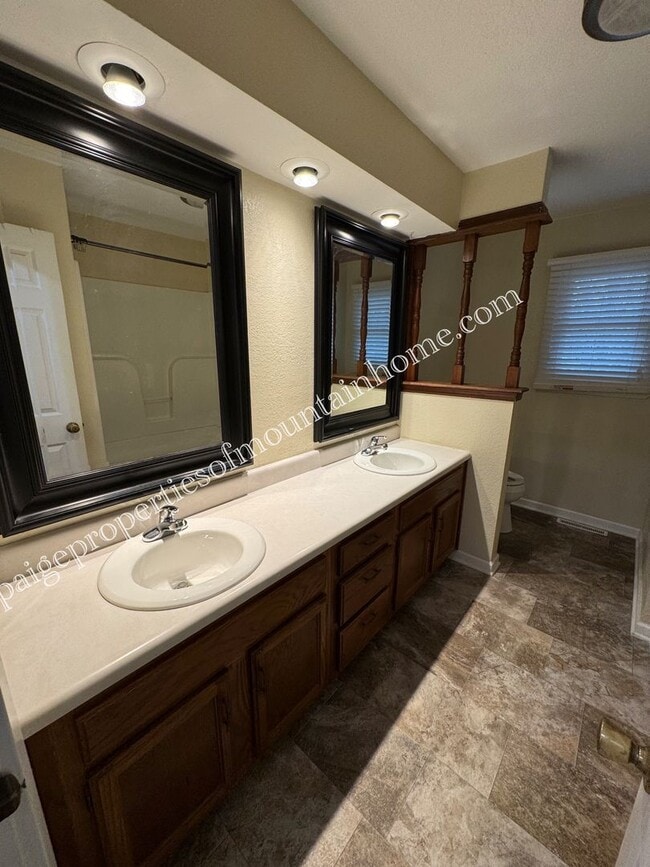 Building Photo - Village Green Home