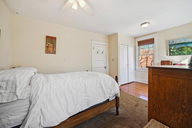 Building Photo - End of Row Georgetown Rowhome!