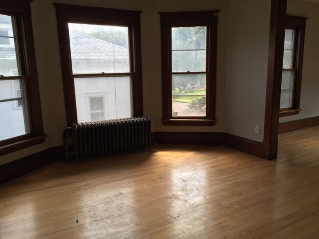 dining room - 247 Winifred St W