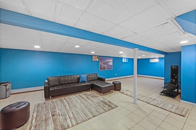 Building Photo - 1498 Kew Ave