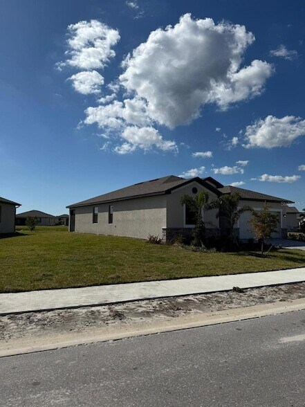 Building Photo - 1553 Saddlewood Cir