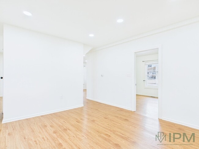 Building Photo - Charming 2 Bedroom Located in Central School District Available Now