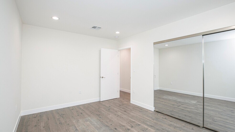 Building Photo - 10422 Woodley Ave