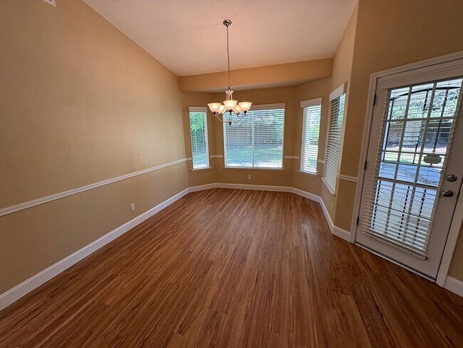 Building Photo - NW Visalia Available Now!