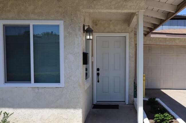 Building Photo - 468 N Cypress St