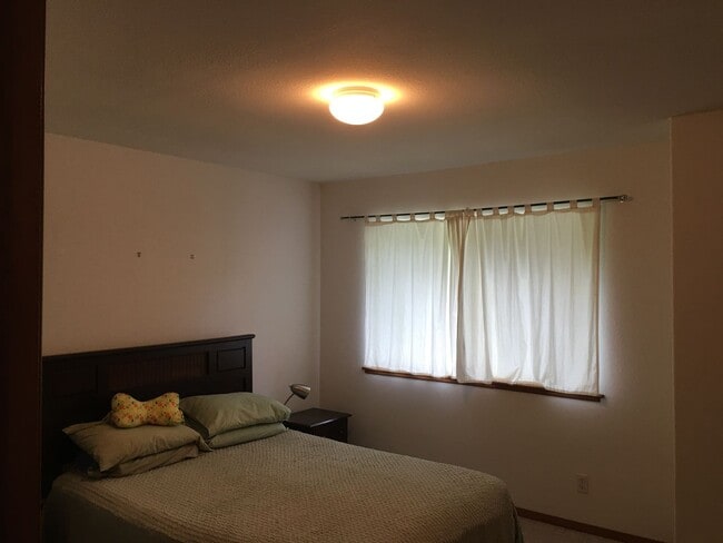 Building Photo - Partially Furnished Home in HPP