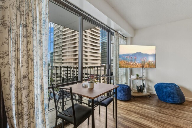 Building Photo - Downtown Honolulu Condo - AC . W/D . Full Kitchen