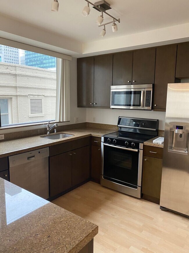 Building Photo - 1BR/1BA 837sqft! Condo! Parking! Laundry! ...