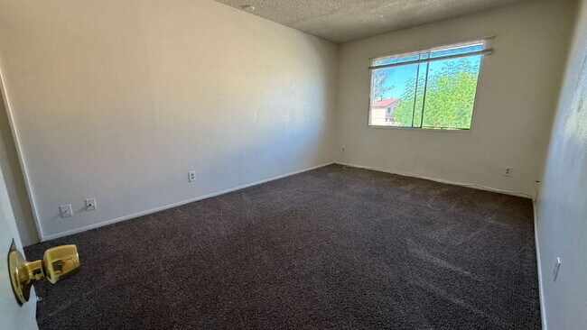 Building Photo - "Charming 2-Bedroom Townhouse in Phoenix -...