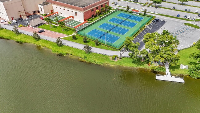 Building Photo - 486 Fanshaw L